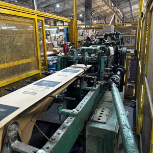 Máquina SOS O5 profama 3 cores com fotocélula e freio pneumatico, trabalhando, com duas chapas de formato e cilindros.  Largura máxima de papel que a SOS 05 Profama pega é de 800mm largura mínima de sacos 22cm e largura máxima 32cm, comprimento máximo 58cm e mínimo 34cm