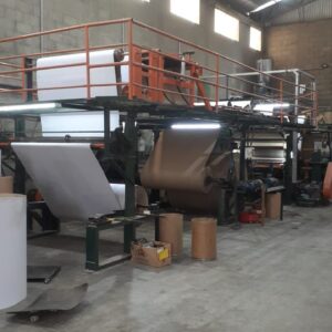 Onduladeira 1.40 de boca marca francar com pulmão pra enrolar bobina porta bobina elétrico para alinhar o papel maquina possui inversor acompanha cozinha de cola Fazendo 200 metro por minuto Ondulareira 1.40 boca facão da Durigon 1.40 boca caldeira 16 mil kilo cozinha de cola exaustor do facão.