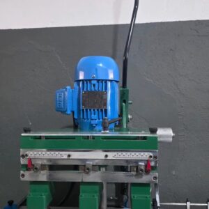 Furadeira elétrica 3 furos  Obs. Está com dois suportes.