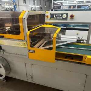 Embaladora Shrink Smipack FP 6000 SC / CS ano 2007 – Ficha Técnica  A FP 6000 SC (ou FP 6000 CS) é uma seladora automática tipo “L” para filme termoencolhível, muito usada em gráficas, indústrias e centros de embalagem para embalar caixas, livros, impressos, cosméticos e outros produtos. ￼  Principais especificações técnicas • Tipo de máquina: Seladora automática com túnel shrink • Produção: até 3.600 pacotes/hora (dependendo do produto) ￼ • Dimensão da barra de selagem: 640 × 510 mm ￼ • Altura máxima do produto: 200 mm ￼ • Dimensão máxima da bobina: Ø350 × 600 mm ￼ • Velocidade da esteira: 10 – 30 m/min (ajustável) ￼ • Potência instalada: 3.350 W ￼ • Tensão: • 220–240 V trifásico • 380–415 V trifásico • 50/60 Hz ￼ • Pressão de ar comprimido: 6 bar ￼ • Consumo de ar: 0,4 Nl por pacote ￼ • Dimensões da máquina: 2180 × 1545 × 1505–1665 mm (C × L × A) ￼ • Peso aproximado: ≈ 660