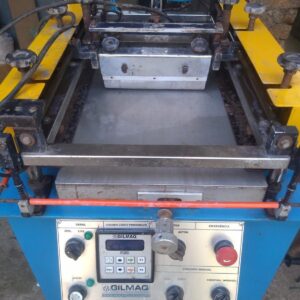 IMPRESSORA SERIGRÁFICA SEMIAUTOMÁTICA MARCA GILMAQ MOD. EP 3348 Impressora serigráfica plana semiautomática Área útil de impressão: 33x48 cm. Programação e operação, controlados por CLP. Impressão pneumática. Programas para Policromias e Chapados. Contagem de peças impressas. Sistema de vácuo de alta potência. Capacidade de produção: 900 ciclos/hora. Comando Lógico Programável. Ajuste / Temporizador de Ciclos. Pedal de Acionamento.