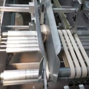 COLADEIRA DE CAIXAS - CARTUCHEIRA   * 70 cm de largura máxima de entrada * 3 pontos de cola, com acessório para colar fundo automático * Acompanha acessórios para colar caixinhas super pequenas, tipo bainhas para facas, caixa de fósforo e caixinhas de remédio. * Acessório de aquecimento de cola para produzir com cola quente. * Esteira prensadora na saída * Alimentação automática na entrada * Velocidade máxima de 80 m/min