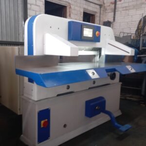 GUILHOTINA GUARANI HC 82cm com programação de corte e fotocélula.  * Guilhotina de cortar papel Guarani HC 82 * 82 cm de boca * Faca Reserva * Pressão hidráulica com controle de intensidade * Programação que controla tamanho do corte, moderna e fácil de operar. * Esquadro com movimentação eletrônica * Fotocélula de segurança