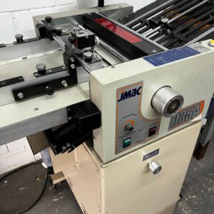 Dobradeira JMAC D35A.  Descrição:  Formato máximo: largura 35cm x comprimento 64cm  Formato mínimo: largura 9cm x comprimento 12cm  Velocidade: 23.000 fls hora  Peso: 152kg