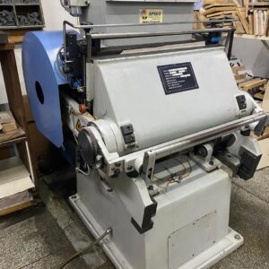 Corte e Vinco 75x52 Excelente Estado!  Equipamento pronto para produção – funcionando perfeitamente! Especificações:  Formato: 75 x 52 cm Sistema de fricção magnética Lubrificação automática Sistema de proteção de segurança Estrutura robusta e de alta durabilidade