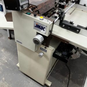 Serrilhadeira e Vincadeira JMAC 700 AV  Descrição:  Largura máxima: 710mm Largura mínima: 90mm Velocidade máxima: 90 metros/minuto  Peso: 230kg