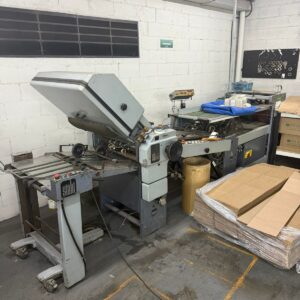 Dobradeira automática marca Stahl, Mod. TF 56 / 4 / 4, ano 1990, sistema de alimentação Rotary, 1º estágio de 04 bolsas, 2º estágio de 04 bolsas, 1990, formato 560 x 890 mm, formato mínimo: 140 x 180 mm, saída móvel em esteira, com os seguintes acessórios: entrada de plug para um futuro 3º estágio, discos entre corte, picote e serrilha, suportes de apoio, suportes de roldanas, esferas de nylon, esquema elétrico, estando completa e em perfeito estado de conservação e funcionamento.