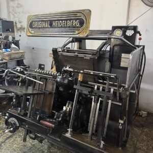 HEIDELBERG GT COM HOTSTAMP Impressora Tipográfica Heidelberg Leque, Modelo GT, Formato 1/4.Tamanho Máximo Papel: 340x460 mm. Tamanho Mínimo Papel: 85x120 mm. Área de impressão: 320x450 mm.