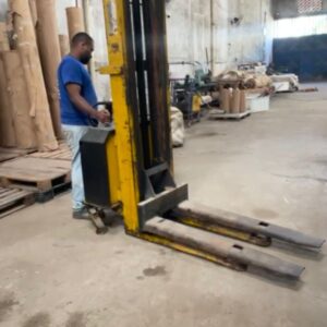 Empilhadeira semi elétrica  Elevação 3mt Peso 1.500kg