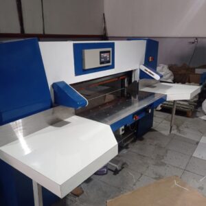 Guilhotina Wholemberg Origem. Alemã Boca 137 Esquadro fundo 142 Ano Fabricação 1997 Mesa Cromada Toda elétrica e eletrônica nova Sistema computadorizado Inversor de Frequência Moto freio Toda fiação nova Sistema de segurança para redutor Fotocélula infra.vermelho Mesas laterais Fuso de esquadro de esferas