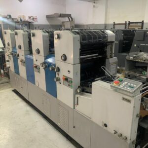 Ryobi 3304 HA ano 2004 Formato Máx. do Papel: 340x450 mm Formato Mín. do Papel: 90x100 mm Área Máx. de Impressão: 330x438 mm Velocidade: 10.000 folhas/hora Alcolor Original Com Geladeira / Refrigeração Tinteiro Automático Troca de chapas automáticas Console Ryobi PCS Dimensões: 3750x1040x1600 mm Peso aproximado: 3050 Kg Acompanham rolos reserva.