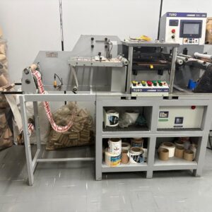 Turo TDA 260 é uma máquina de batida plana para hot stamping e corte de etiquetas. Com área de trabalho de 260 × 320 mm, atinge até 16 mil batidas/hora, possui painel touch screen e aceita facas de madeira econômicas.