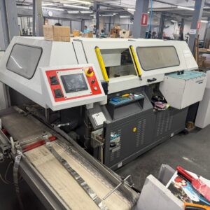 Heidelberg Eurobinder 1200  - Equipamento em produção, a toda prova. - Coleiros teflonados recentemente - Painel digital - 4 gavetas - Alimentador de capas automática com discos de vincos - 2 coleiros - Sensor de segurança na alimentação - Saída por esteira - Stacker - Preparada para utilização da cola PUR