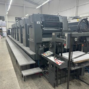 HEIDELBER SM-72-6- P+L VERNIZ* 221 milhões de impressões Ano 1994 com reversão 1/5 CPC 1-03 CPTRONIC para controle de tinteiros - Registros circunferencial, lateral e diagonal de cilindros e chapas. - Sistema de molha alcolor - Geladeira TechnoTranz ( toda reformada: compressor, trocador de calor e bomba de re- circulação) - Pulverizador de pó - Sistema Bacher para colocação de chapas com aperto rápido em pré registro (easy plate) - lampadas novas do secador infravermelho / IR - Mantas repelentes do cilindro de transferência são novas (glass system) - Todos os rolos de tinta e água são novos ✅ OBSERVAÇÃO: A MÁQUINA FOI AVALIADA POR UM TÉCNICO DA HEIDELBERG NO MÊS DE JULHO/2025 E ESTÁ EM PERFEITAS CONDIÇÕES ✅