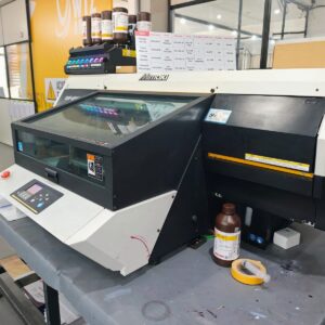 Mimaki UJF-6042 é uma impressora plana (flatbed) de pequeno formato com cura UV LED, que opera no tamanho A2 (600 x 420 mm) e foi sucedida pelas linhas MkII e MkII e. O equipamento imprime diretamente em peças rígidas ou flexíveis com alta resolução de até 1.800 dpi e espessura de até 150 mm