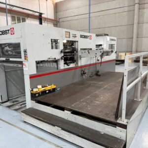 Corte e vinco BOBST 106 COMMERCIAL ano 2010 Pressão de corte 300 toneladas. Velocidade mecânica 7.800 batidas por hora. Tela touch-screen muito bem conservada. Padrão de acerto com regulagem micrométrica. Máquina com estação de destaque de aparas com encaixe central (centerline) Mesa de preparação de destaque com quadro reserva. Acessórios inclusos (chapas de acerto, réguas de destaque e suportes de 3 e 5 roscas e agulhas ejetoras). Equipamento com apenas 110.000.000 de batidas. Chapa base de apoio espessura 5 cm para Maquina, super conservada - Disponível para testes.
