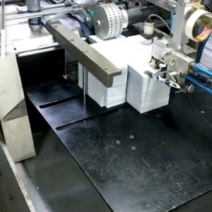 Formadora de caixas rígidas Zhongke 660A, ano 2013* Máquina para produção de caixas rígidas automática, sem o formador de Chipboard (base da caixa de papelão). Esta máquina só teve um dono e era usada para a produção das caixas de celulares da Apple no Brasil.  Lembrando que a caixa rígida (celular, perfume, presentes, etc...), tem duas partes, base e tampa, ou seja, no total sairiam em torno de 500 caixas finais por hora.