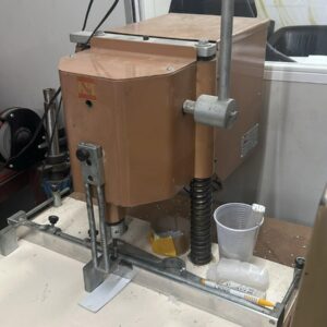 Furadeira N.G com 3 broca, máquina muito inteira trabalhando na gráfica.