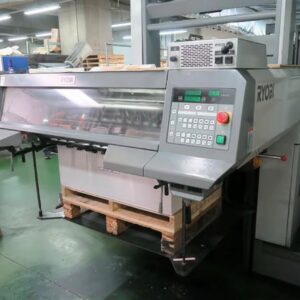 RYOBI 928P (modelo 2012), sistema Matic, SAPC, console de operação, largura de 92 cm, impressora com reversão (perfeccionadora) 4:4 Ano: 2012 Espessura do papel: 0,04–0,3 mm Sistema APC completo, pré-ajuste de formato de papel Lavagem automática de blanqueta e de rolos Sistema de refrigeração dos rolos Embora a máquina esteja operando atualmente com tecnologia LED-UV, o sistema de pó anti-ofuscante também está disponível. É possível realizar impressões com tintas à base de óleo mediante a troca das camisas (jackets) das unidades 5 a 8. 🛑Máquina para importação