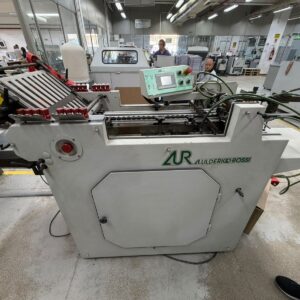 Dobradeira AUR Mod. TX-36. Ano de Fabricação: 2012 Formato máximo: 360 x 660 mm. Formato mínimo: 80 x 120 mm. Dobra mínima: 25 mm. 02 Estágios + opcional Saída de bula vertical Sistema de Alimentação por Sucção Unidade de alimentação elevatória Sensor de Subida de Mesa Painel de Acionamento Touch Screen 06 Bolsas de dobras em cada estágio Gramatura admissível mínima: 40 g/m2. Velocidade máxima: 210 m/min. Apropriada para bulas.