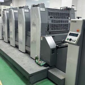 Ryobi 750 ano 2016 Especificação: Offset plana, alimentação por folhas Formato máximo de impressão 750 × 600 mm Folha máxima alimentável 788 × 600 mm Formato mínimo 279 × 200 mm Área máxima de impressão até 750 × 580 mm (versão XL) Espessura do papel 0,04 a 0,60 mm Velocidade até aproximadamente 15.000 folhas/h