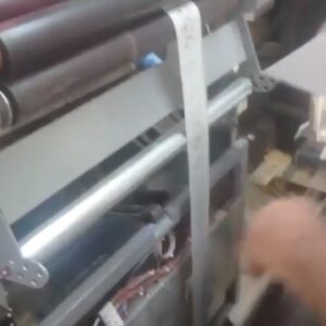 Corte vinco com hotstamping 36x52 pega formato de papel maior, foi colocado uma chapa de inox maior.