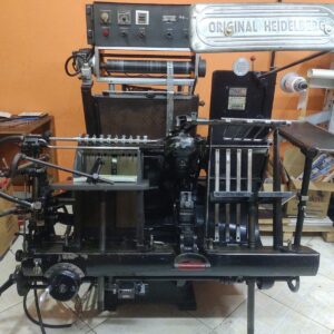 TIPOGRAFICA HEIDELBERG GT COM HOTSTAMPING. Impressora Tipográfica Heidelberg Leque, Modelo GT, Formato 1/4.Tamanho Máximo Papel: 340×460 mm. Tamanho Mínimo Papel: 85×120 mm. Área de impressão: 320×450 mm.