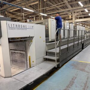 Komori LS 840P - 2007 Formato 28 x 40 polegadas, 8 cores Sistema de reversão (perfector) conversível: 4/4 ou 8/0 Console PQC para controle de tinta e registro Sistema de molha contínua Komorimatic – com efeito Delta KMS-IV AMR para pré-ajuste de formato e espessura do papel F-APC – Troca de chapas totalmente automática KHS-AI – Sistema de entintagem Komori HyperSpeed ​​– CIP3 Lavagem automática de rolos Lavagem automática de blanquetas Lavagem automática do cilindro de impressão Alimentação e saída contínuas (non-stop) Controle de temperatura da tinta Aplicador de pó anti-ofuscante Sem danos ou reparos Aproximadamente 240 milhões de impressões.
