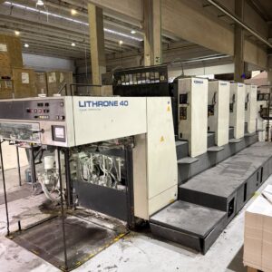 KOMORI LITHRONE L440 Ano 2000 Alimentador automático de chapas Alimentador de fluxo contínuo Controles PQC fora da impressora (tinta e registro), autoplate, Umidificação Komorimatic Unidade de refrigeração e recirculação Royse Dispositivo de pulverização de pó Weko AP ( único dono ) Máquina em produção -SP