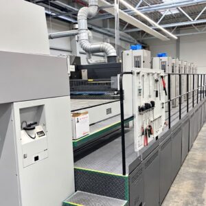Roland 706 P LTLV híbrido 1997 Elevada 6 núcleos + verniz duplo Controle remoto de tinta RCI Velocidade máxima: 15.000 iph Carregamento Automático de Placas Predefinição de papel Amortecimento Rolandmático Unidade de Refrigeração e Recirculação Technotrans Controle de temperatura da tinta Secador IR + Secador UV verniz anilox Alimentador e entrega ininterruptos Dispositivo de pulverização de pó. Máquina em produção a toda prova!