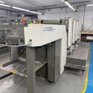 Komori Lithrone 429 (2009) CIP 3 110 milhões de cópias 16.000 folhas/hora Sistema de molha Komorimatic PDCS II: Controle de Densidade de Impressão KMS 4 - Sistema de Monitoramento Komori Console PQC-S KHS-AL: Sistema de Pré-tintagem AMR (Preparação Automática / Auto-Make-Ready) FAPC: Troca de Chapas Totalmente Automática Sistema de Tinteiro com Raspador (Chamber Blade) Dispositivo de Lavagem do Cilindro de Impressão Dispositivo de Lavagem da Blanqueta Dispositivo de Lavagem dos Rolos de Tinta Grafix: Aplicador de Pó Antirrepiolho Ajuste Automático de Formato de Papel Refrigeração Technotrans Alpha C Sistema de Tinta Saída de Pilha Alta